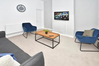 Colliery House, Modern 3 bed house, perfect for groups, heart of Newcastle-under-Lyme - 2