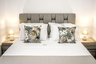 La Maison Plakes Rooftop Apt - 2