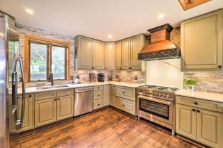 Near Hiking Trails Beech Mountain Home with Deck! - Beech Mountain - 3