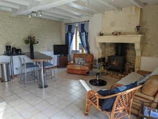 Gîte familial avec piscine, jardin clos, équipements bébé, animaux acceptés, Chadurie - FR-1-653-61 - Chadurie - 3