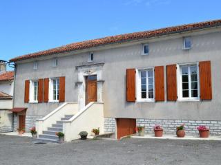 Charentaise rénovée avec jardin, à 20 min d'Angoulême - FR-1-653-90 - - 1