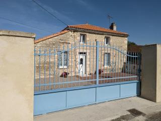 Maison lumineuse avec cour privative, proche sites culturels, tout confort, équipé bébé, wifi inclus - FR-1-653-98 - Puyréaux - 4