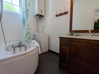 Gîte familial avec piscine chauffée, jardin privé et équipements bébé en Charente - FR-1-653-182 - 1