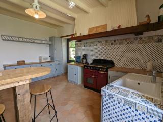 Maison spacieuse avec piscine chauffée, jardin clos, terrasses, cheminée, et équipements bébé inclus. - FR-1-653-183 - 3