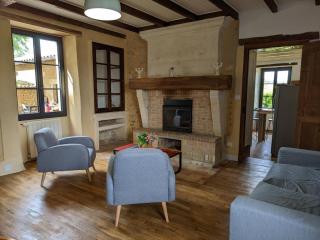 Maison spacieuse avec piscine chauffée, jardin clos, terrasses, cheminée, et équipements bébé inclus. - FR-1-653-183 - 2