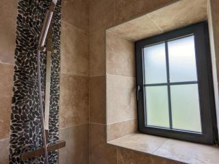 Maison spacieuse avec piscine chauffée, jardin clos, terrasses, cheminée, et équipements bébé inclus. - FR-1-653-183 - 1