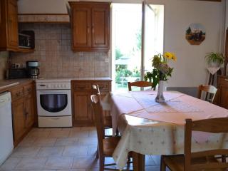 Gîte familial avec jardin au bord de l'eau, terrasses, vélo, jeux, proche Charente, WiFi inclus - FR-1-653-189 - Saint-Genis-dʼHiersac - 8