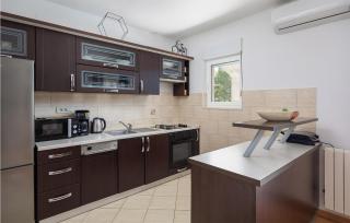 Nice Home In Kastel Novi With Jacuzzi - Kaštela - 4