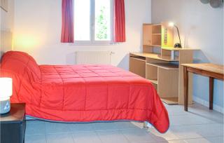 1 Bedroom Cozy Home In St Chamassy - - 4
