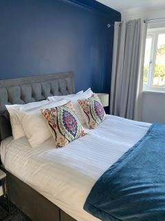 Stylish and Large 3 bed house, private parking, sun room, close to KFC and McDonalds - Sheffield - 8