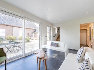 Spacious Holiday Home with Pond - Beveren - 5