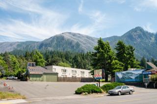 Columbia Gorge Inn - 0