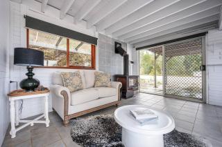 'Bear Cottage' an Eco Escape in the Hills of Riverlea - 4