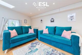 High Quality 2 Bedroom Church Apartment 5 Mins to Town Centre - Free Parking - 3