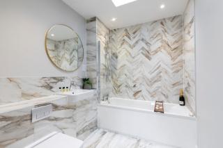 Elliot Oliver - Stunning Three Bedroom Penthouse With Large Terrace & Parking - 3