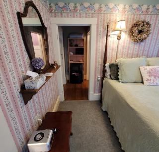 Prairie House Manor Bed and Breakfast - 5