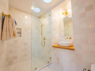 The Perch Modern 2 Bed Cabin with Patio and Hot Tub - 3