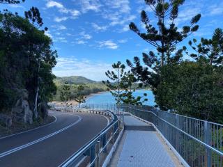 Blue on Blue Deluxe King or Twin room, steps from ferry, amazing pool, wifi - 1