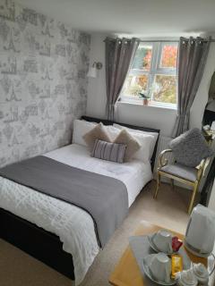 Debonair bnb @33 - 4