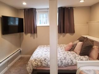 Central 2 bedroom unit with 3 beds and 3 large TVs - 7