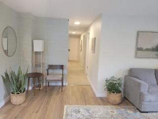 Fresh Top Floor Apartment w/ Balcony - Seattle - 2