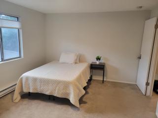 Fresh Top Floor Apartment w/ Balcony - Seattle - 4