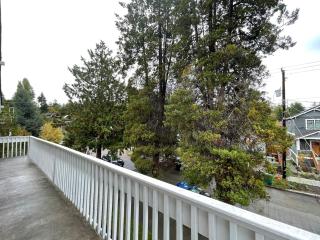 Fresh Top Floor Apartment w/ Balcony - Seattle - 5