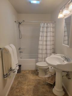 Fresh Top Floor Apartment w/ Balcony - Seattle - 7