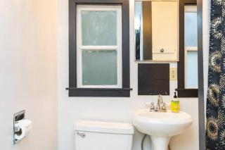 Large funky 2 or 3 bedroom unit in prime location - Seattle - 1