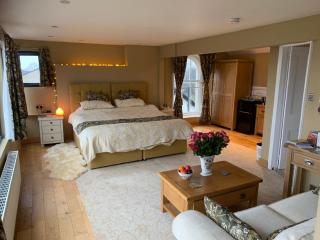 The Penthouse Bowness Tranquil Loft Jacuzzi Bath & Complimentary Cascades Spa Membership - 8