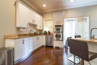 Luxurious Gold Coast 4BR 4-Story Villa with Parking Sleeps 12 Guests - 7