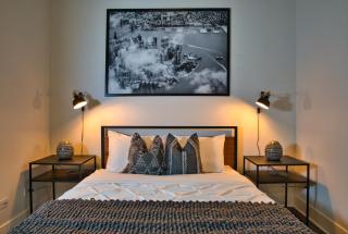 Luxury 3BR Spacious Suite Sleeps 8 Guests with Patio, Skyline View, Optional Parking and Gym Access Near McCormick Place and Lakefront - Chicago - 5