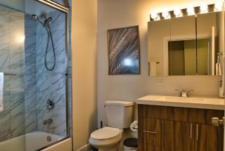 Luxury 3BR Spacious Suite Sleeps 8 Guests with Patio, Skyline View, Optional Parking and Gym Access Near McCormick Place and Lakefront - Chicago - 2