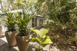 Drift Beach House Getaway - Holloways Beach - 1