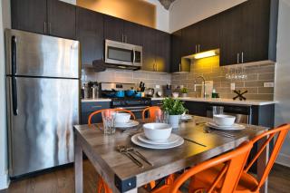 Luxury 3BR Spacious Suite Sleeps 8 Guests with Patio, Skyline View, Optional Parking and Gym Access Near McCormick Place and Lakefront - Chicago - 8