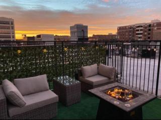 Luxury 3BR Spacious Suite Sleeps 8 Guests with Patio, Skyline View, Optional Parking and Gym Access Near McCormick Place and Lakefront - Chicago - 0