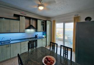 BEACHFRONT with Seaviews Apartment No56 Award Winner Unbeatable Location for Closeness to the Sea Ideal for Guests looking for Winter Spring and Autumn Breaks in Sunny Malta Also Ideal for Coastal Hikers - Mellieħa - 1