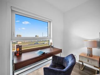 Stylish 3Br + Study Condo - Oakville - 5