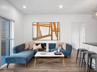 Stylish 3Br + Study Condo - Oakville - 2