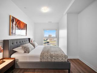 Stylish 3Br + Study Condo - Oakville - 4