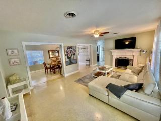 Rowena House 2bd Den 2bth Heated Pool Near Siesta Key - Sarasota - 1