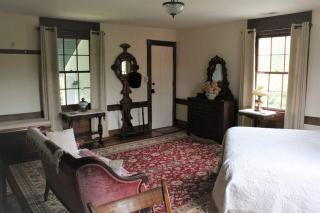 Upstairs Historic 1 Bedroom 1 Bath Suite with Mini-Kitchen, Porch & River Views - Elkins - 7