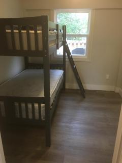 Sleeps 8! Just a 2 minute walk to Beach 1 - Wasaga Beach - 2