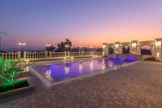 StayVista's Lake La Vie - Tranquil Lake-View Villa Amidst Farmland with Pool and Poolside Gazebo - Proximity to Sula - 8