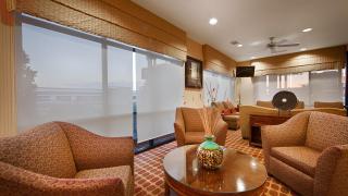 Best Western Plus Castlerock Inn & Suites - Bentonville - 2