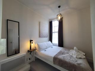 Sea side flat 3 with fast WiFi and free PARKING - Scarborough - 0