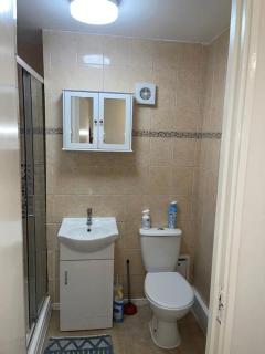 room with share bathroom Near train line - Londra - 4