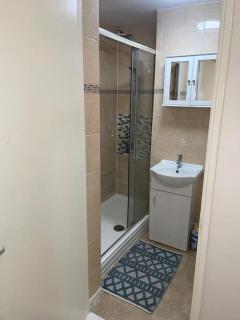 room with share bathroom Near train line - Londra - 1
