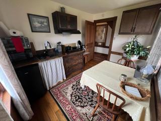 Upstairs Historic 1 Bedroom 1 Bath Suite with Mini-Kitchen, Porch & River Views - Elkins - 6