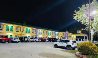 Scottish Inn & Suites - Hankamer - 0